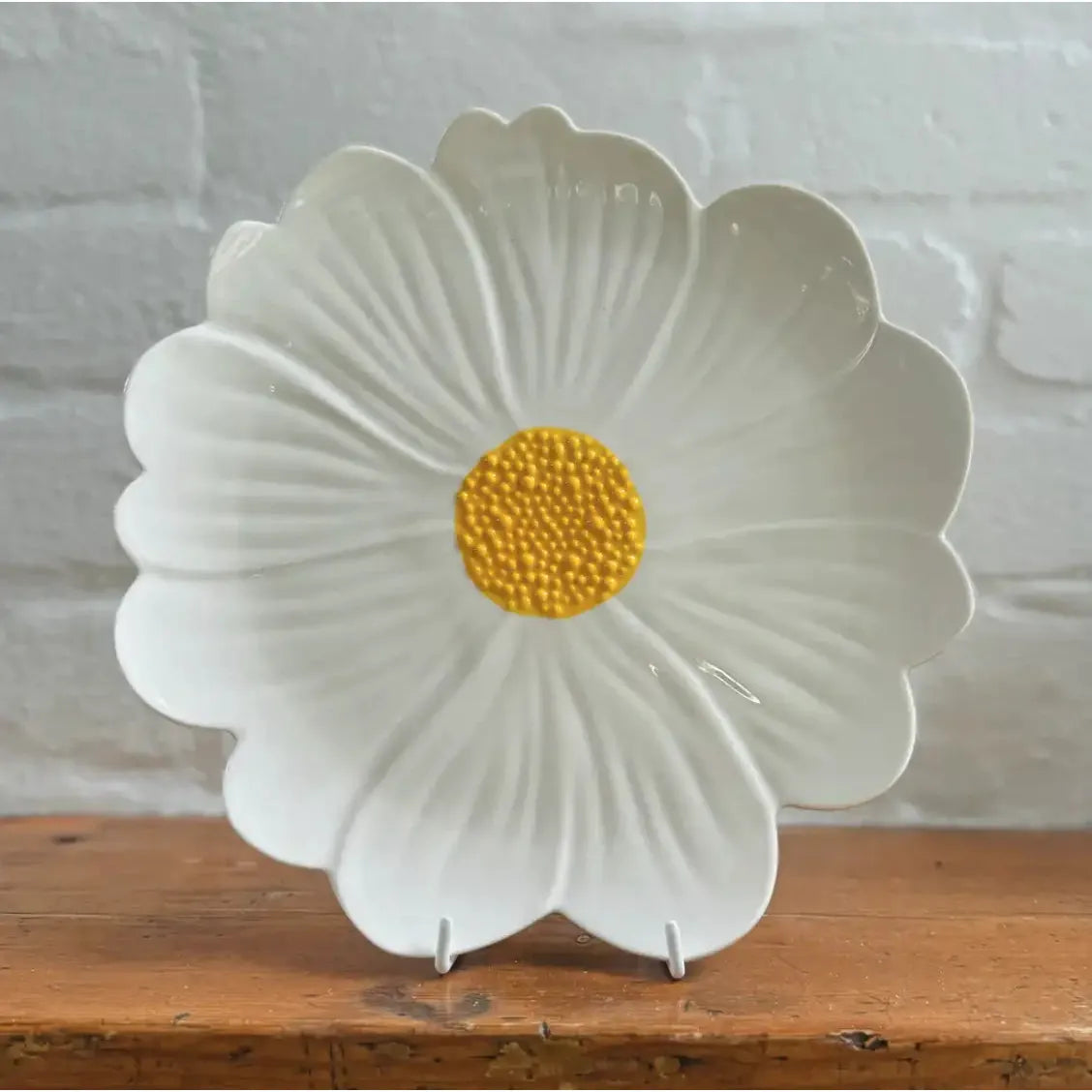 Flower Plate - White with Yellow Centre – High quality House of Dudley homewares