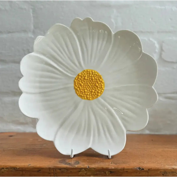 Flower Plate - White with Yellow Centre – High quality House of Dudley homewares